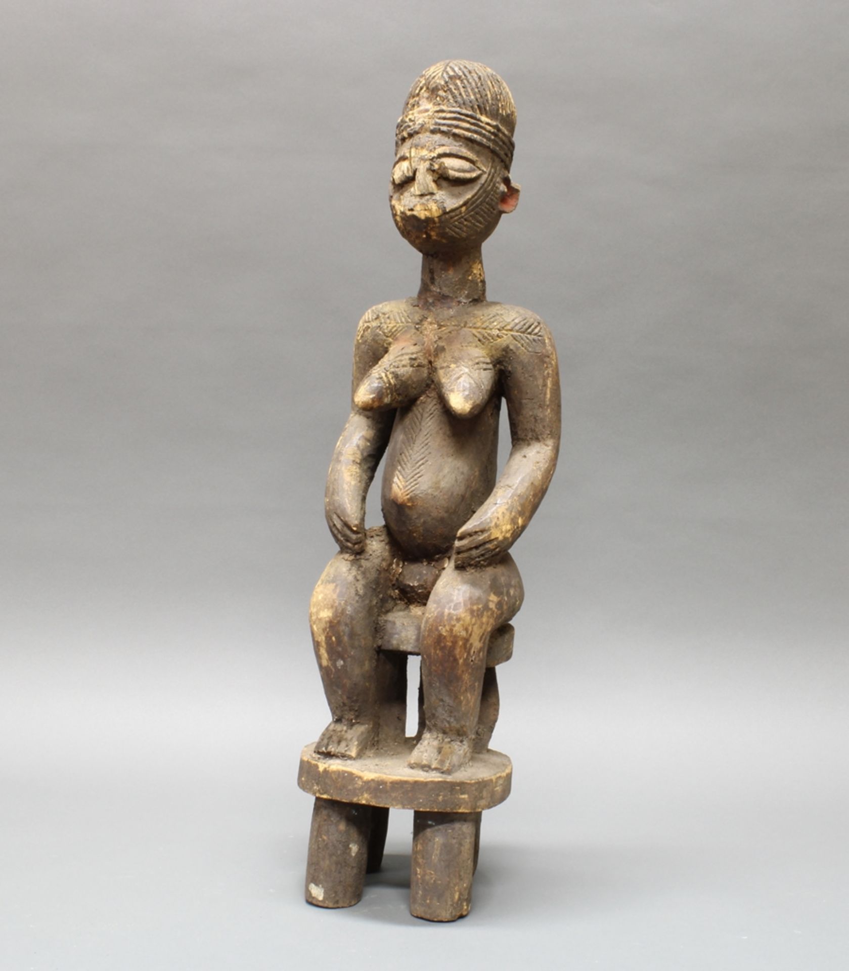 Sitzende Frauenfigur, auf doppeltem Hocker, Zaïre/Kongo, Afrika, authentisch, Holz, dunkle Patina, 