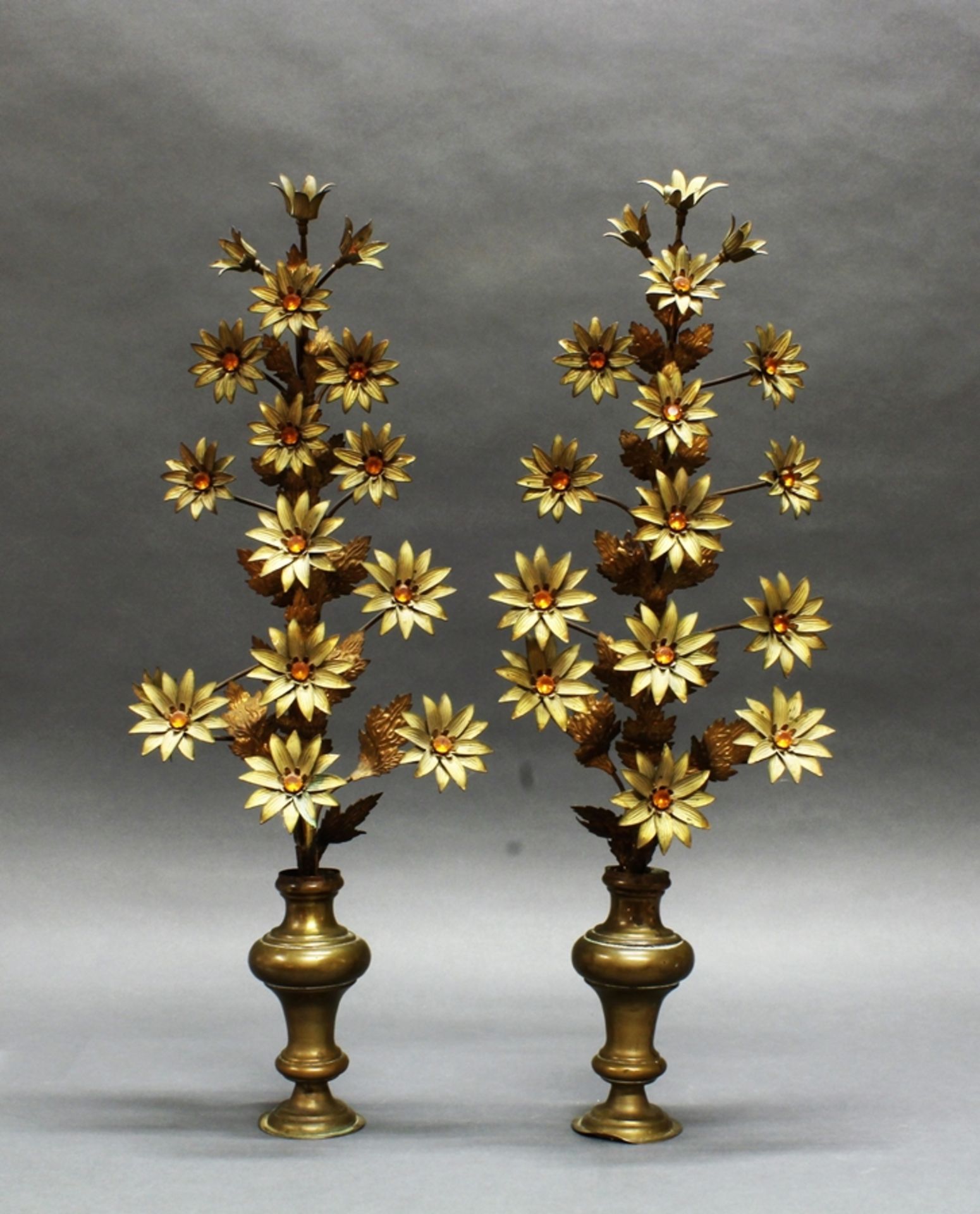 Paar Altarvasen, Ende 19. Jh., balusterförmige Messingvasen je mit einem Blütenstrauch aus Metall u