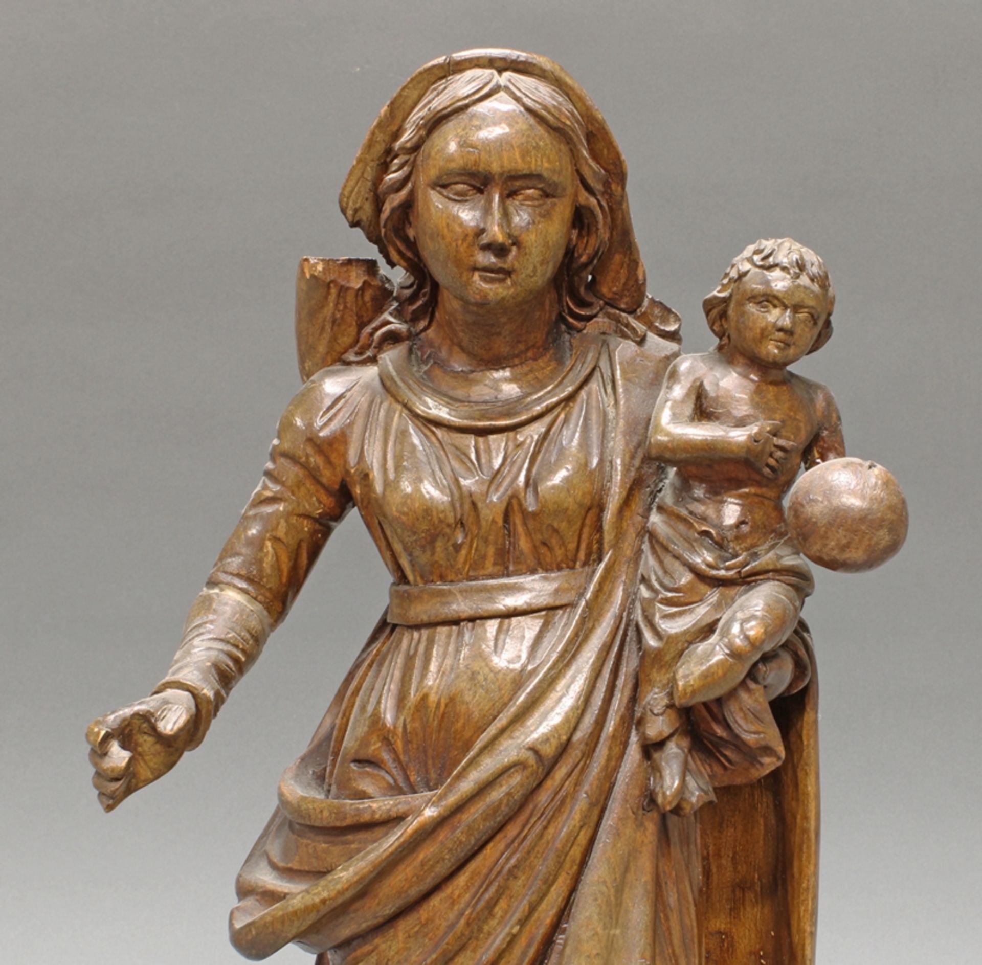 Skulptur, Holz geschnitzt, "Madonna mit Kind", 19. Jh., auf Sockel, 51 cm hoch, Finger und Draperie - Image 5 of 5