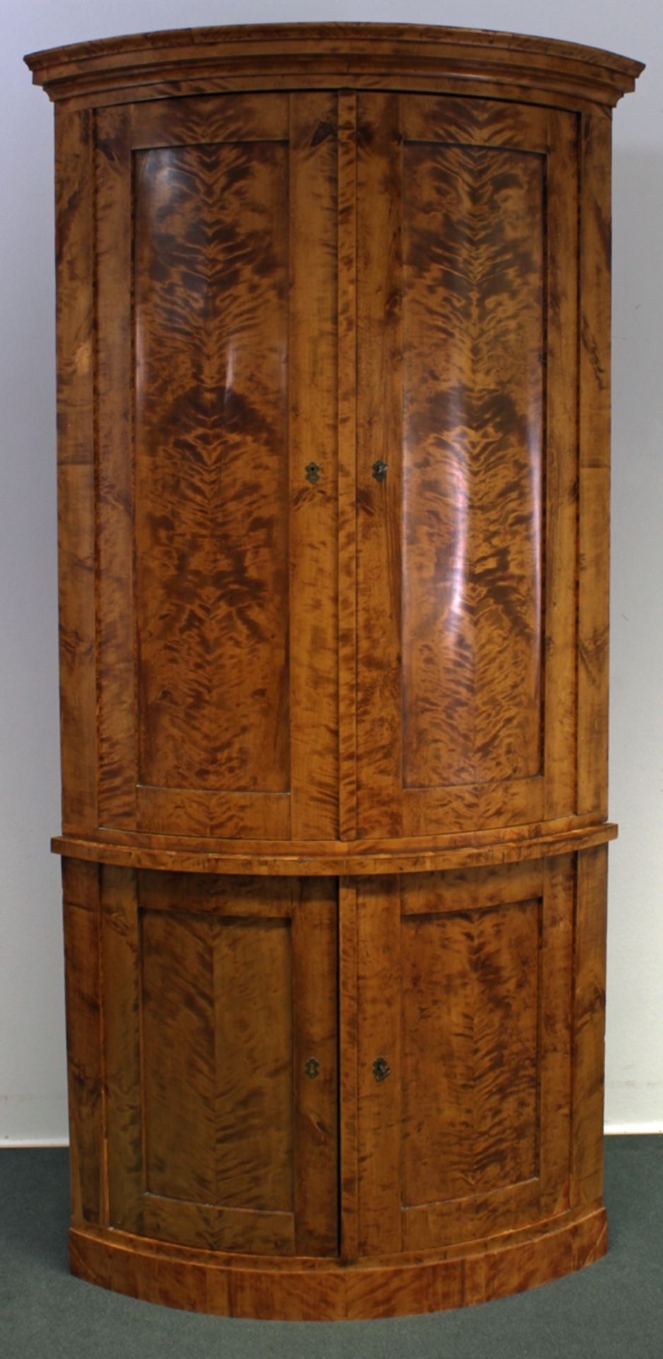 Zylindrischer Eckschrank, Biedermeier, um 1830, Furnier Birke geflammt, Korpus zweiteilig, Ober- un