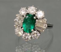 Ring, WG 750, 1 oval facettierter Smaragd ca. 1.40 ct., feine Provenienz, 6 Diamant-Baguettes zus. 