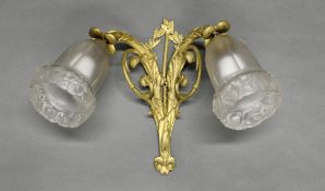 Wandlampe, Bronze, zweiflammig, zwei Milchglasschirme, 26 cm hoch, Elektrik ungeprüft