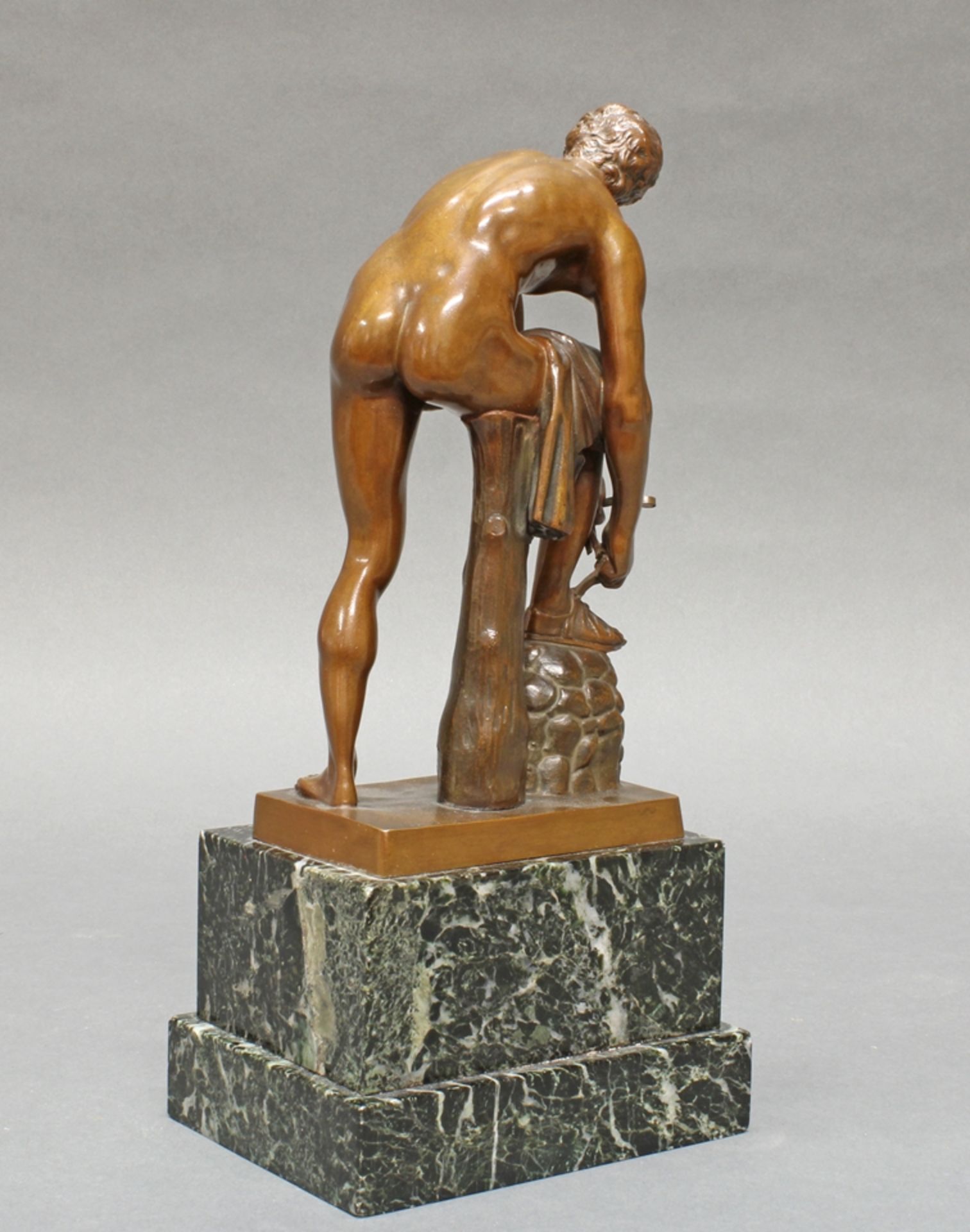 Bronze, "Sandalenbindender Hermes", nach Lysipp, bezeichnet auf der Plinthe H. Gladenbeck, auf Marm - Image 3 of 4