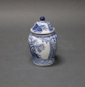 Deckelvase, China, 20. Jh., Porzellan, Blaudekor, Reserven mit Lotus und Pflaumenblüten, Vierzeiche