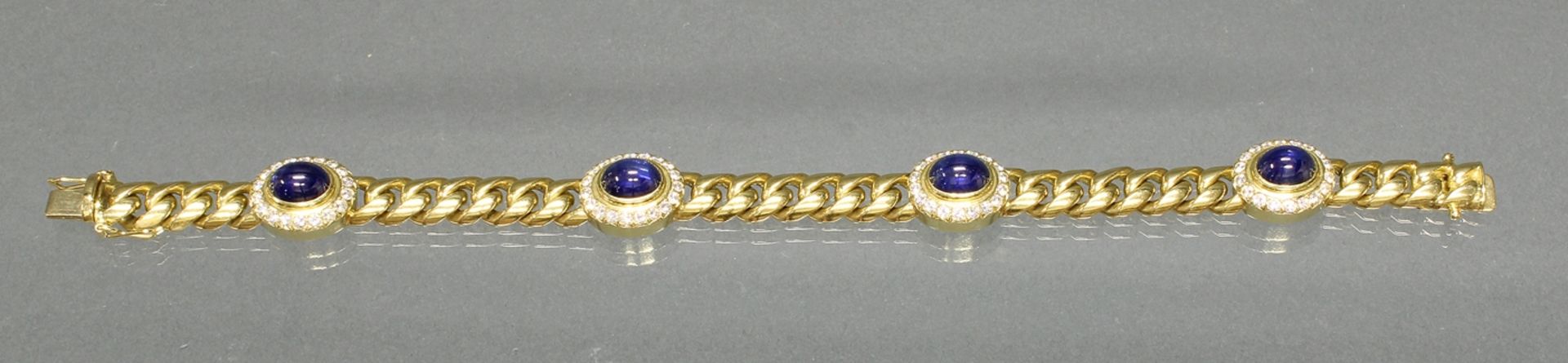 Panzerarmband, gepunzt EH (Eugen Hirner), GG 750, 4 ovale Saphir-Cabochons, 72 Brillanten zus. ca.  - Bild 2 aus 2