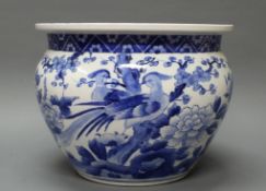 Cachepot, China, 20. Jh., Porzellan, Blau-Weiß-Dekor, Fasane zwischen Päonien und Pflaumenblüten, B
