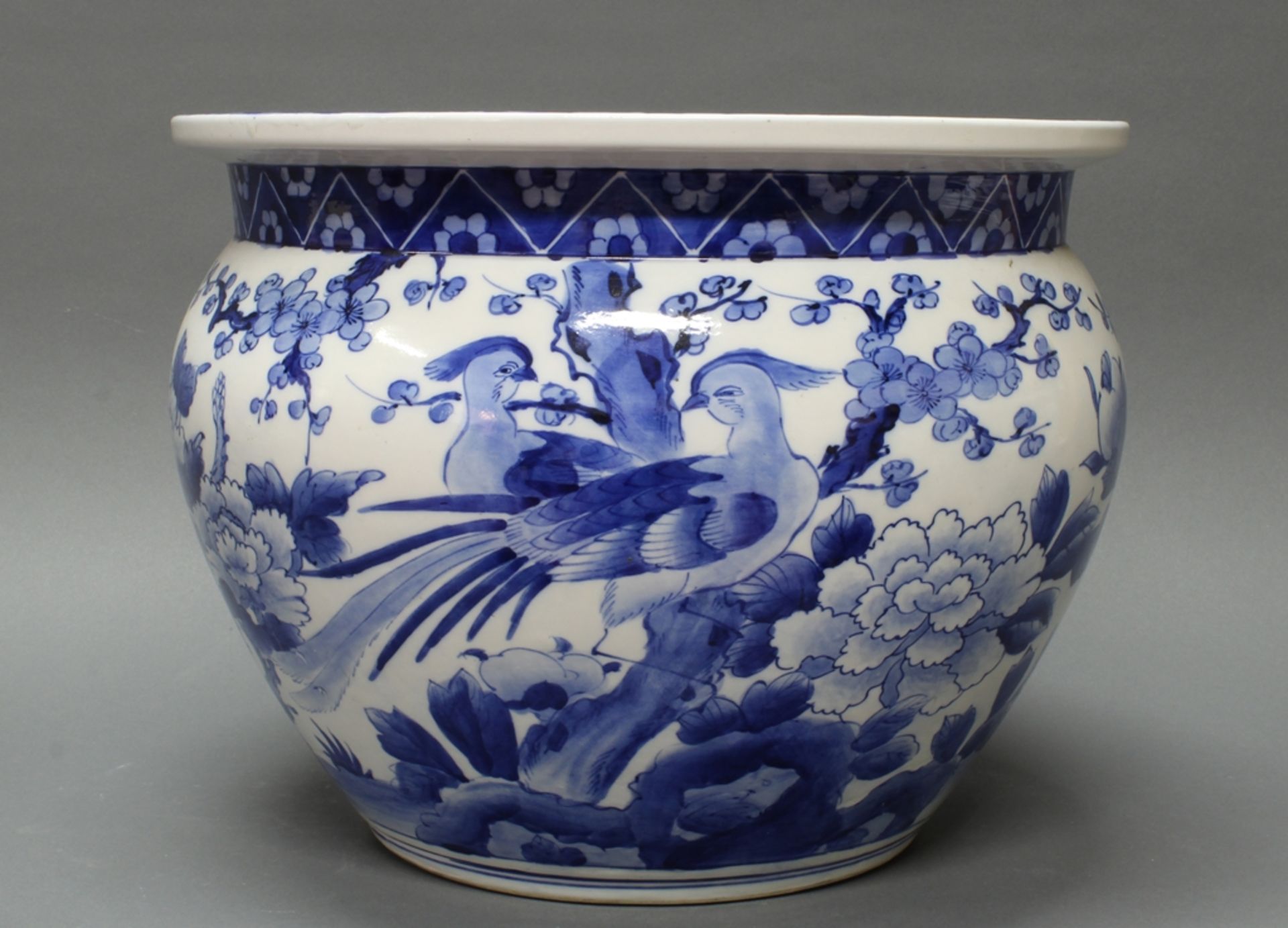 Cachepot, China, 20. Jh., Porzellan, Blau-Weiß-Dekor, Fasane zwischen Päonien und Pflaumenblüten, B