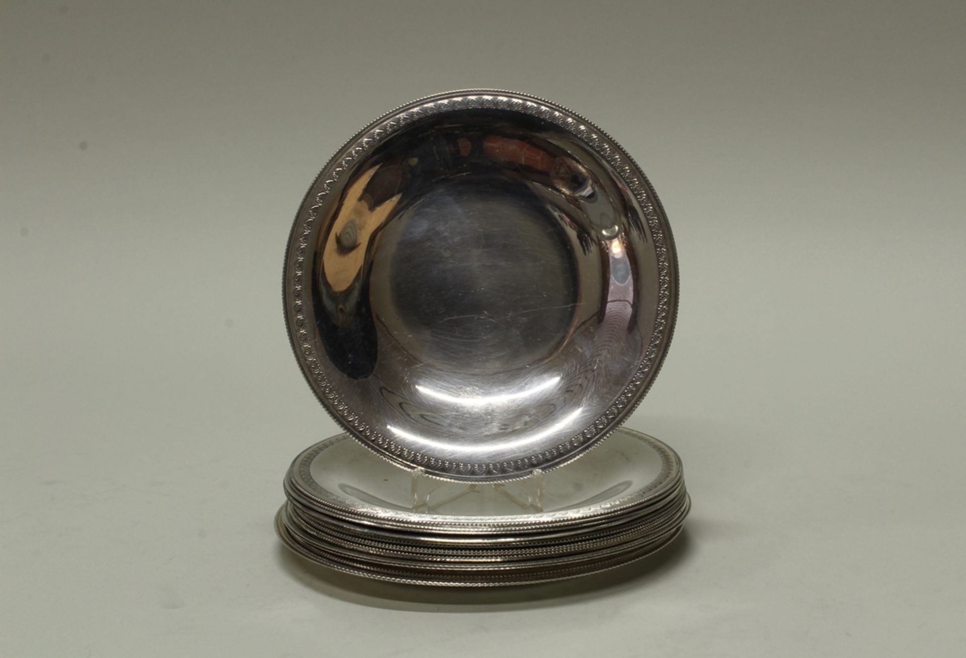 16 Teller, Silber, Ägypten, glatter Spiegel, Palmettenbordüre, ø ca. 15.5-16 cm, zus. ca. 2.030 g