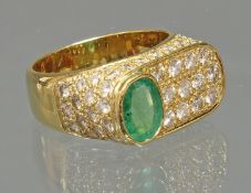 Ring, GG 750, 1 ovaler facettierter Smaragd gepunzt 1.53 ct., 62 Brillanten gepunzt 2.25 ct., etwa 