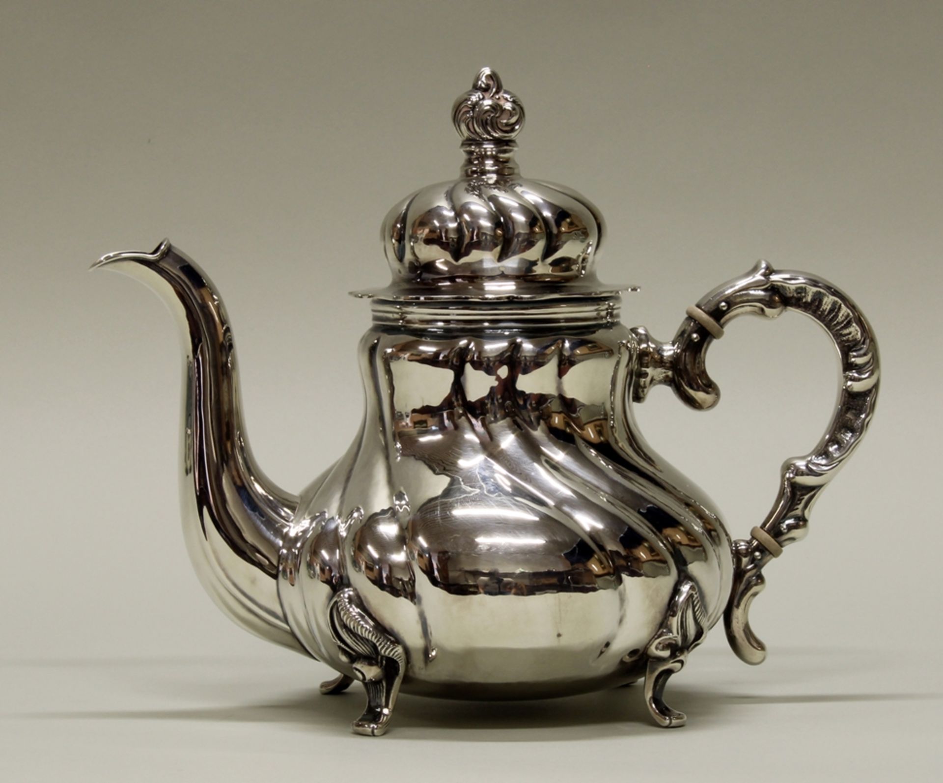 Teekanne, Silber 835, deutsch, Barockform, auf vier Füßen, 19.5 cm hoch, ca. 675 g