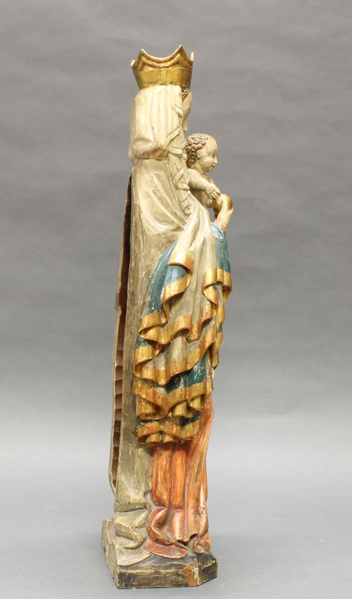 Skulptur, Holz geschnitzt, "Schöne Madonna", im gotischen Stil, 20. Jh., 73 cm hoch, verso gehöhlt, - Bild 4 aus 5