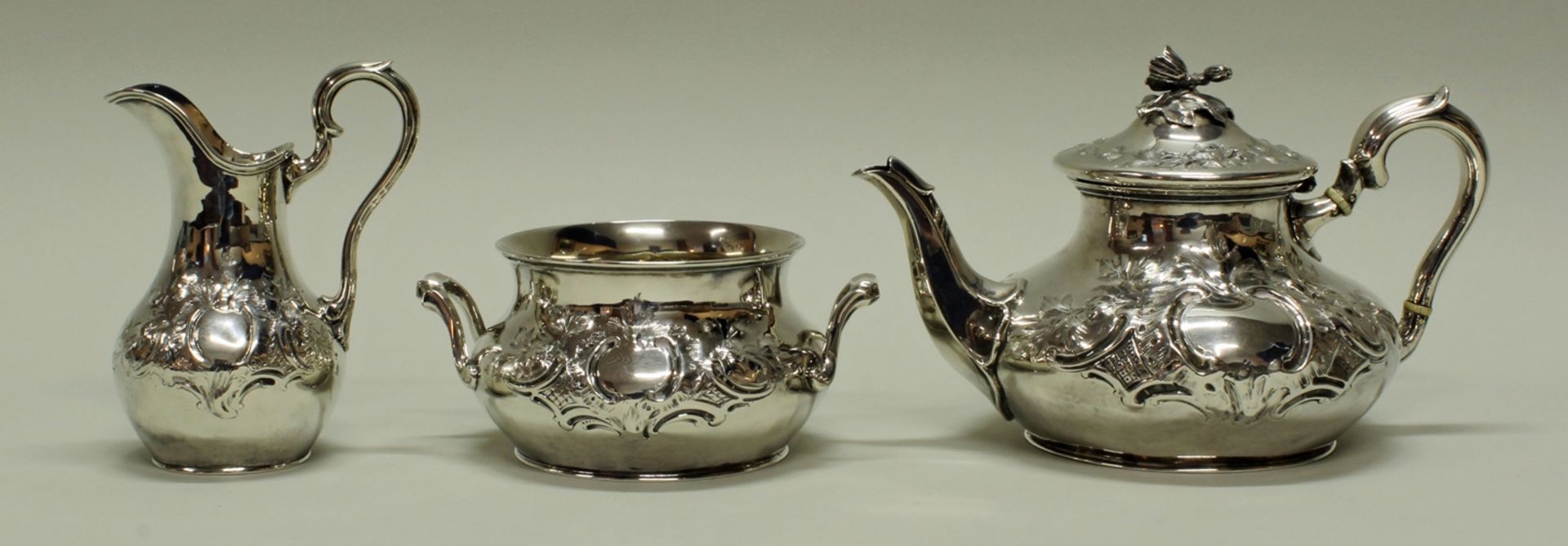 Teekanne, Sahnegießer, Zuckerschale, Silber 925, London, 1849/1850, gebauchte Gefäße mit rocaillier