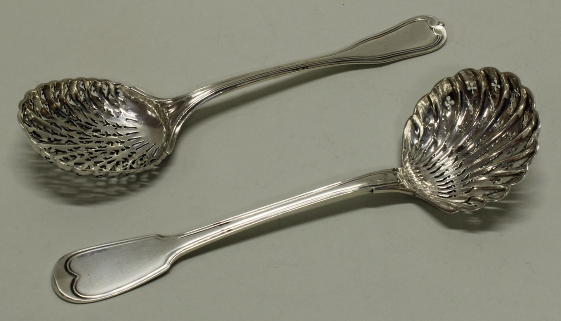 2 Streulöffel, Silber 800/950, Frankreich, 19. Jh.,  verschiedene Ausführungen, 20-20.5 cm hoch, zu