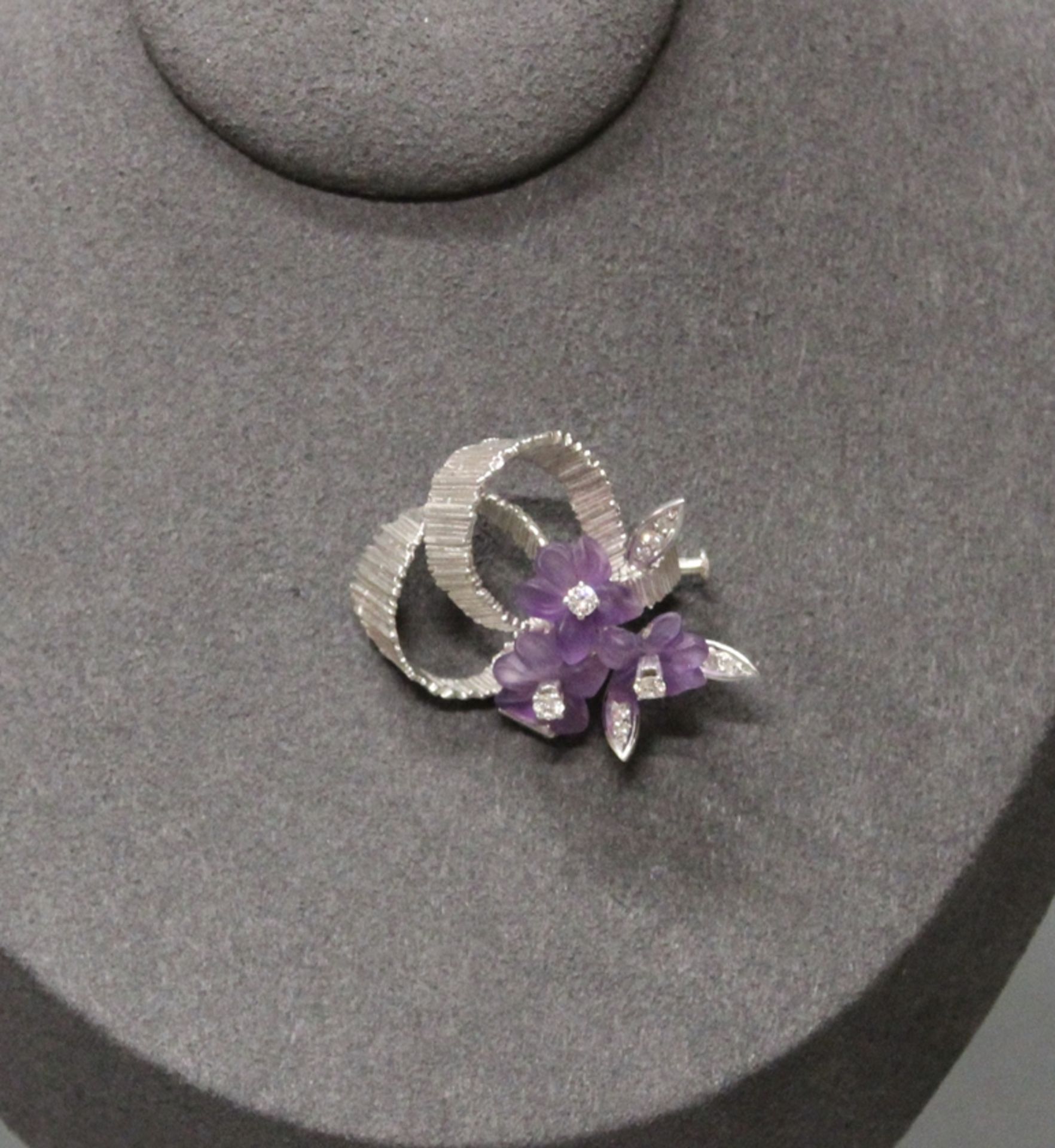 Blütenbrosche, WG 750, 3 Amethystblüten, 10 Besatzdiamanten, 8 g