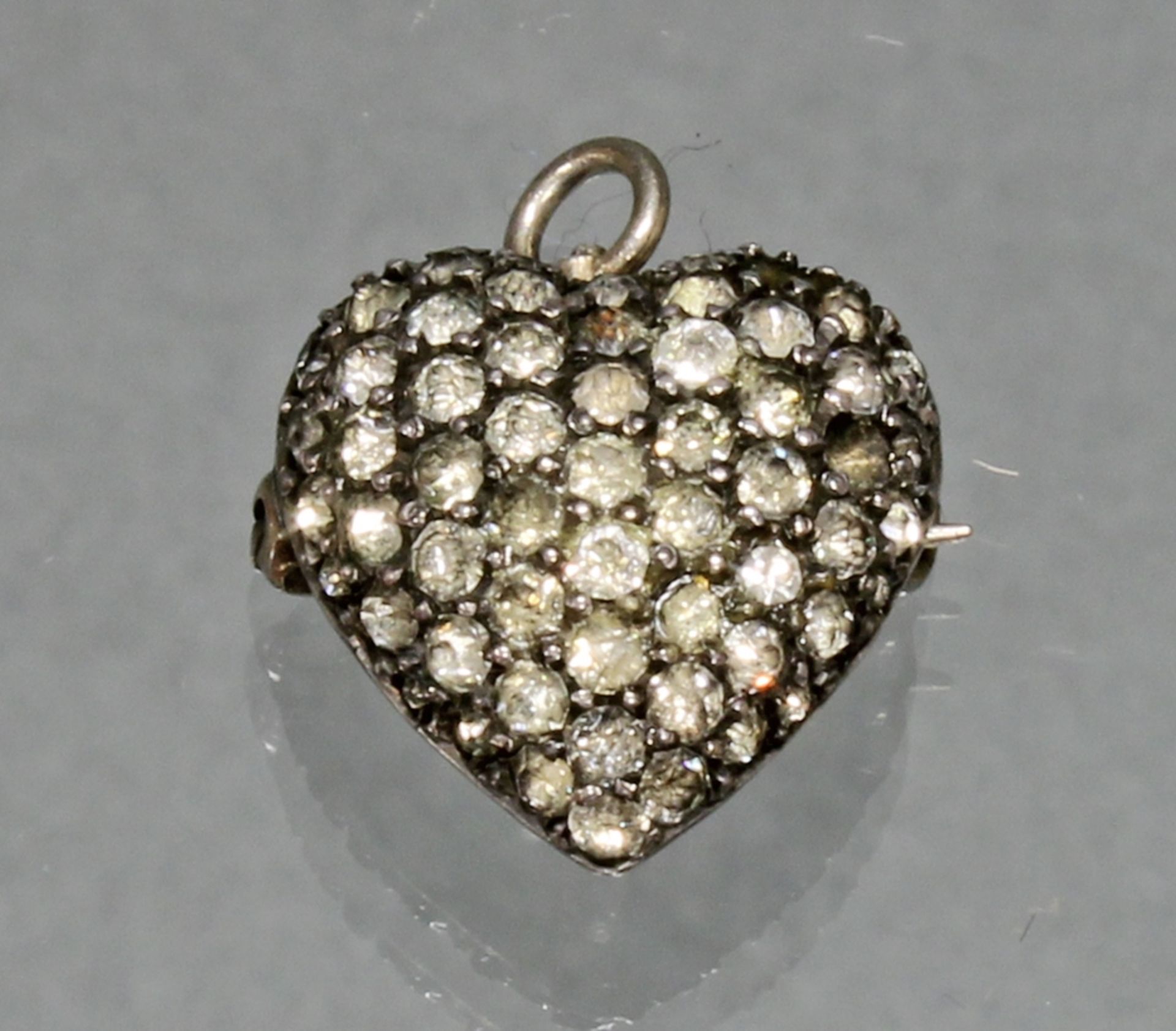 Herz-Anhänger/-Brosche, um 1900, Silber, reicher weißer Pastebesatz, in folierten geschlossenen Fas