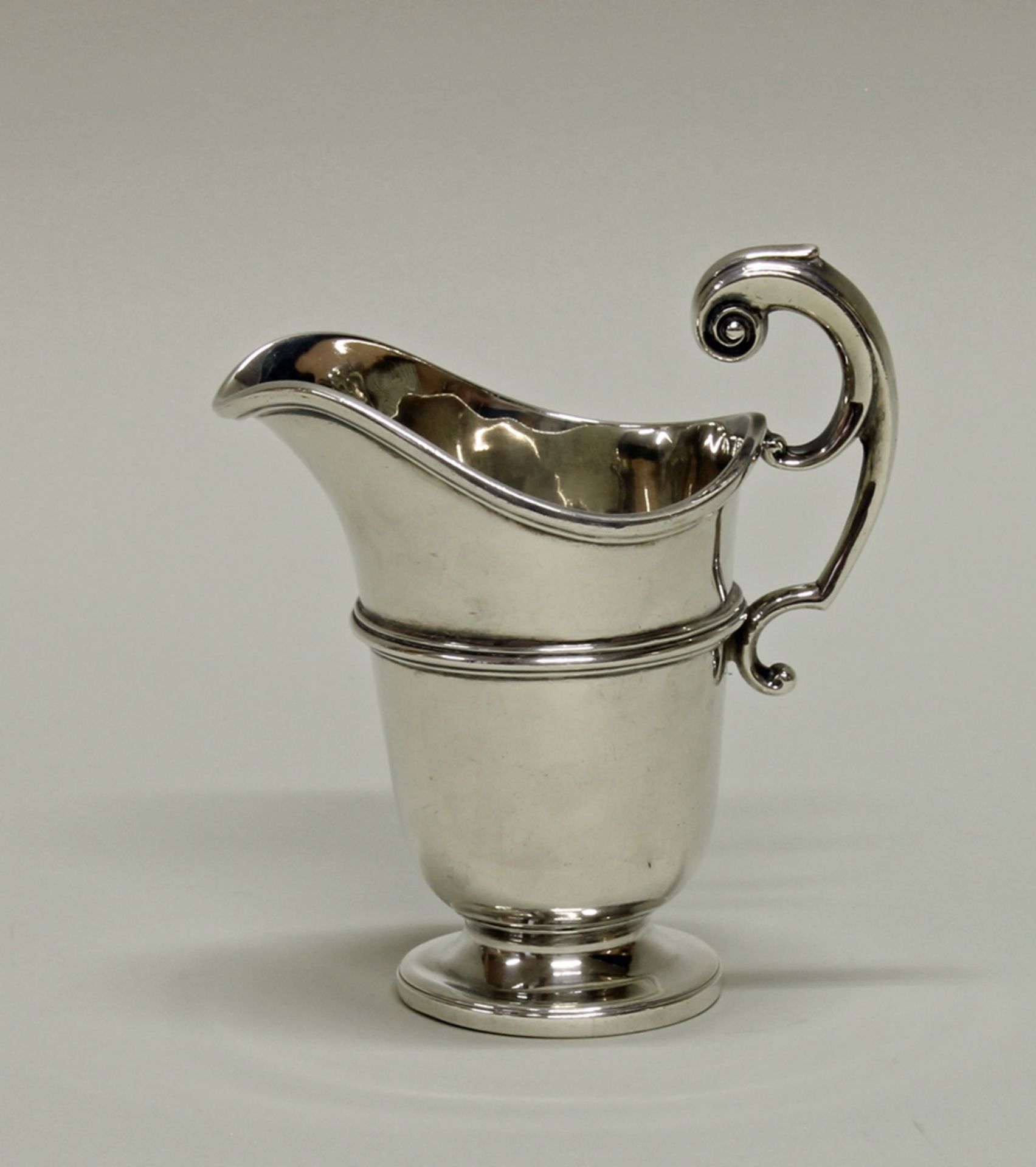 Sahnegießer, Silber 925, London, 1906, William Hutton & Sons Ltd., Helmform, 12.8 cm hoch, ca. 167 