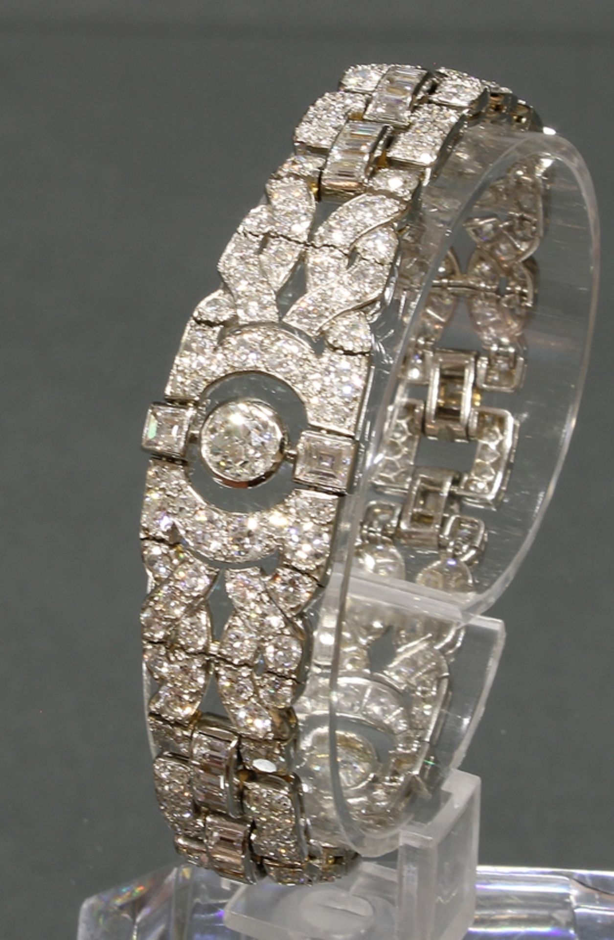 Armband, Art Deco, um 1930, Platin, 3 Diamanten zus. ca. 1.80 ct., etwa w-tcr/si-p, Altschliff, 6 D