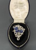 Art Deco-Tuttifrutti-Clip, um 1920, Weißmetall, weißer Pastestein-Besatz, blaue- und bergkristallfa