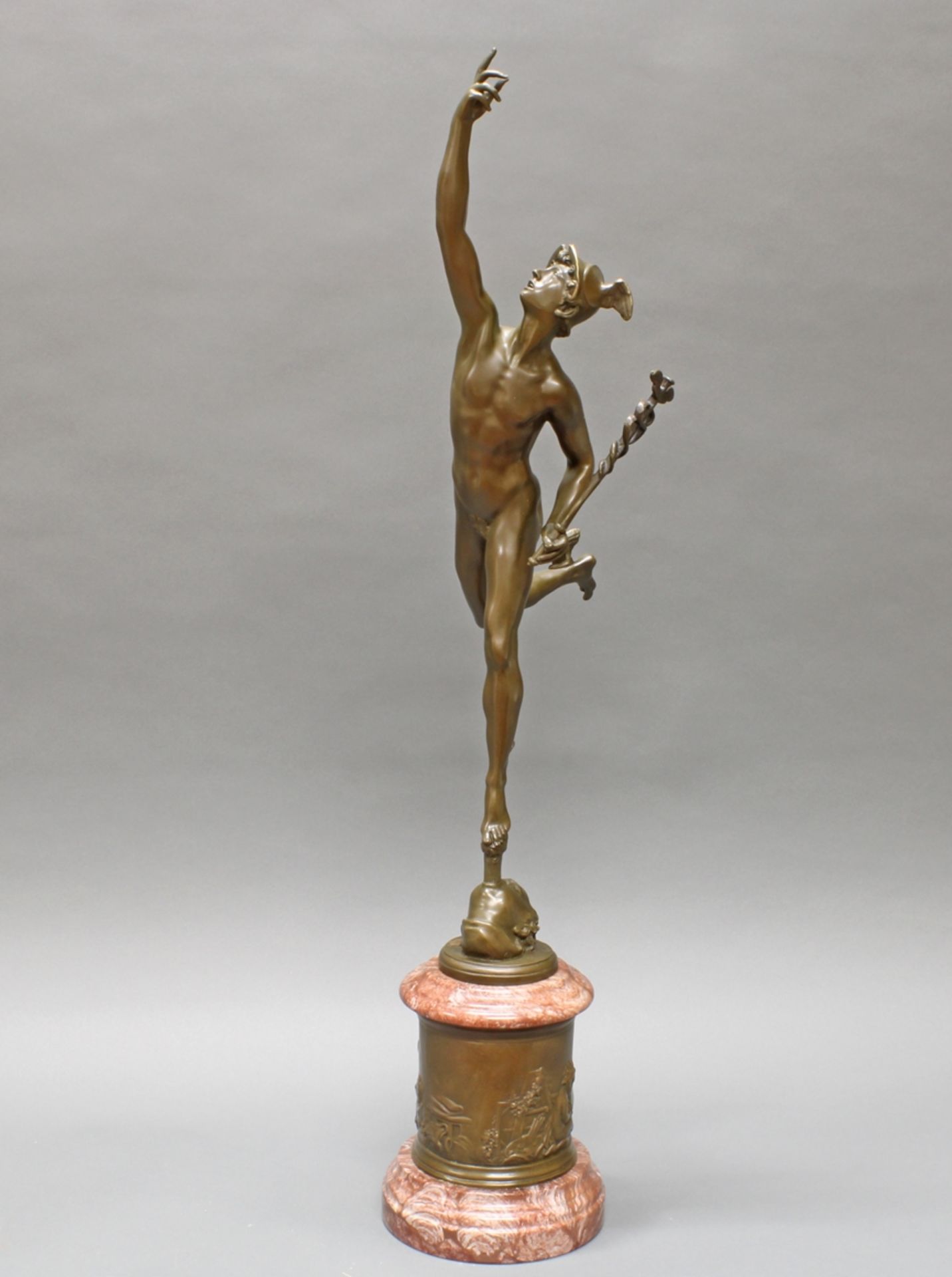 Bronze, dunkelbraun patiniert, "Merkur", neuzeitlicher Guss, nach Giambologna, auf Steinsockel, Ges