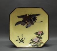 Platte, "Adler und Kranich", Japan, um 1900, Cloisonné, polychrom, gelber Fond, oktogonale Form, 10