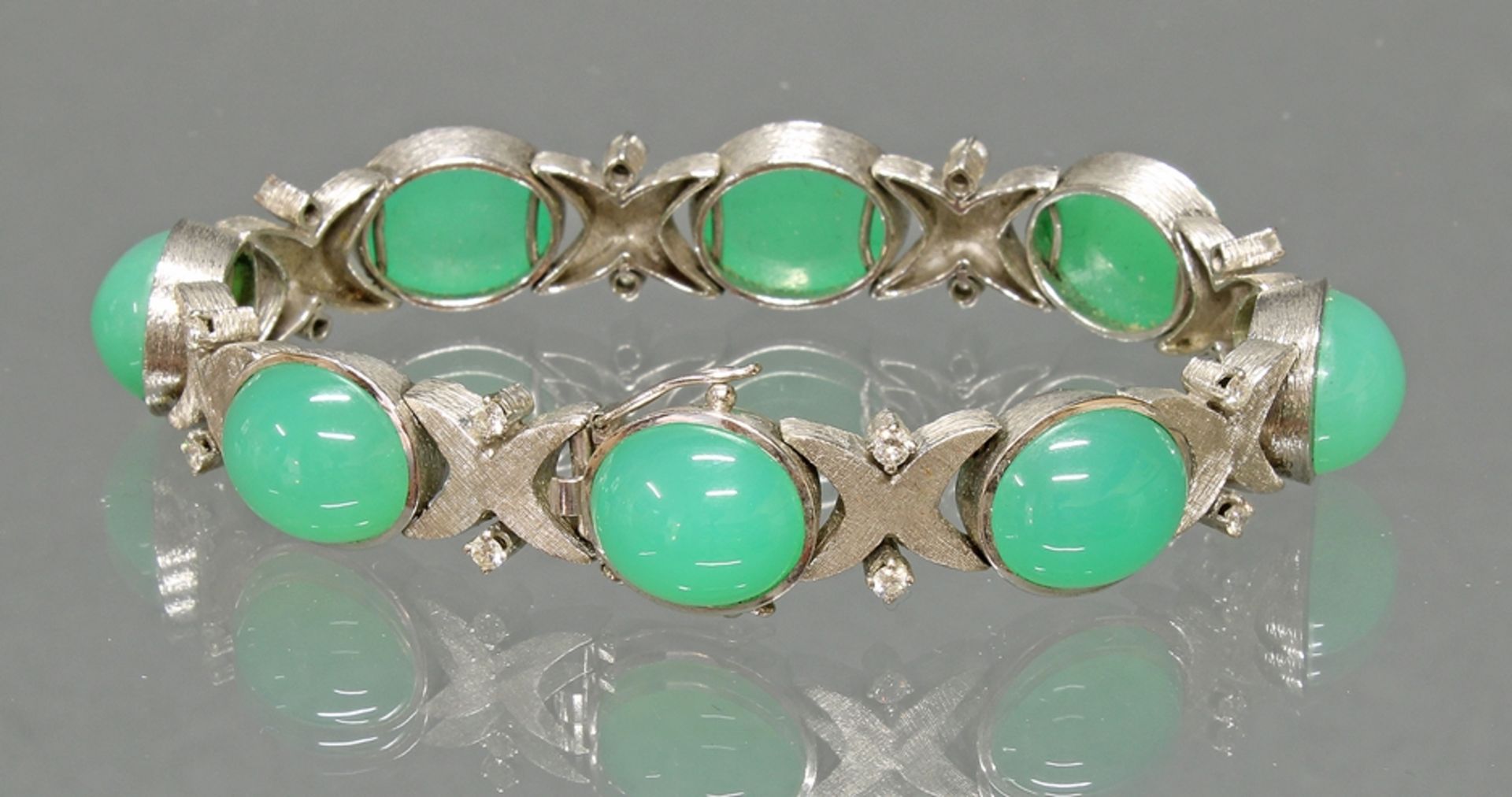 Armband, WG 585, 8 Chrysopras-Cabochons 13.8 x 11.7 mm, 16 Brillanten zus. gepunzt 0.67 ct., 19 cm 