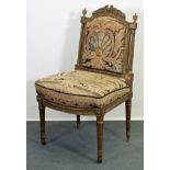 Stuhl, Louis XVl, golden gefasst, reich beschnitzt mit Zapfen, Vasen, kannelierten Säulen und Beine