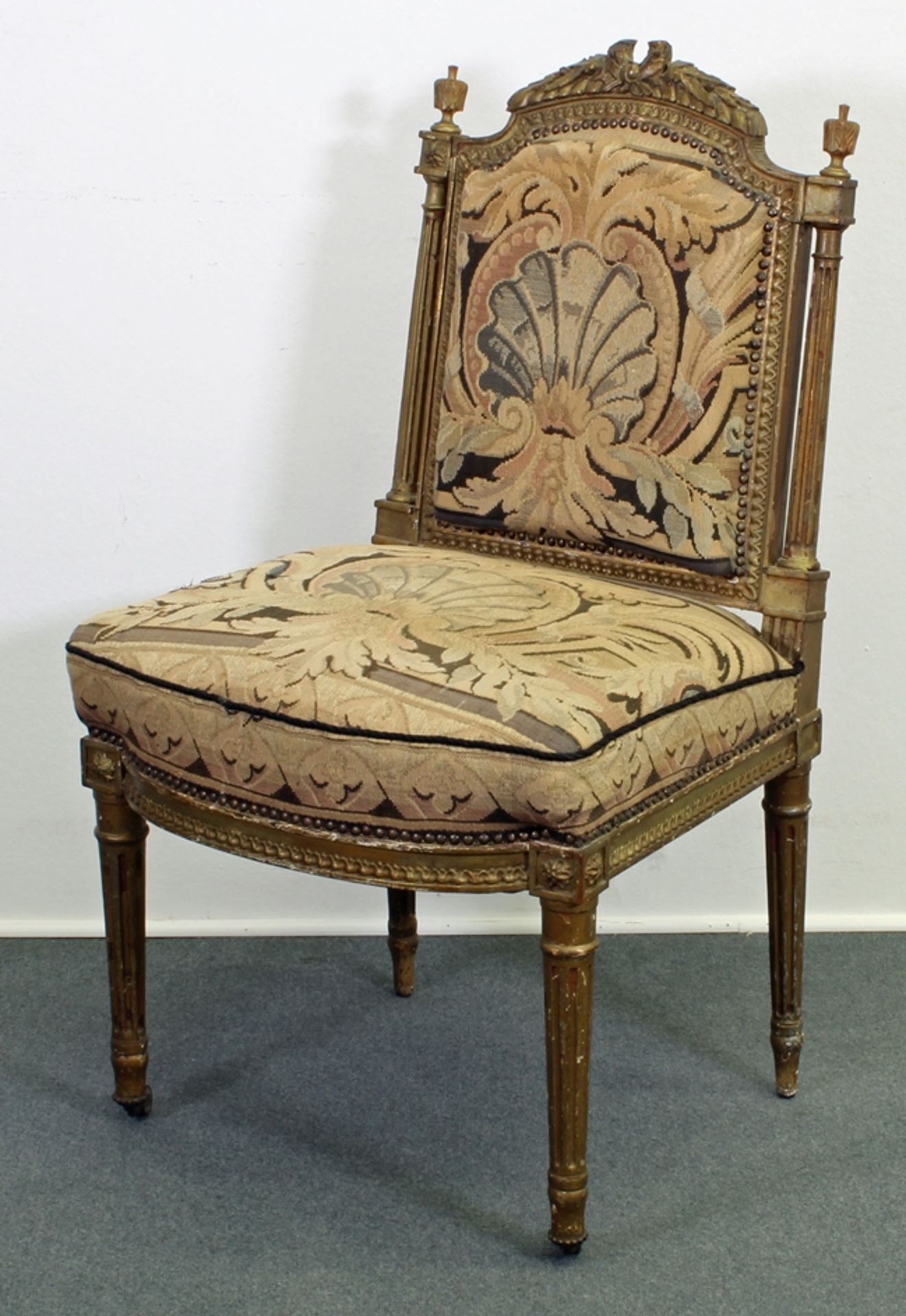 Stuhl, Louis XVl, golden gefasst, reich beschnitzt mit Zapfen, Vasen, kannelierten Säulen und Beine
