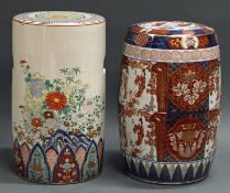 2 Gartenhocker, China, neuzeitlich, Porzellan, Imari-Dekor bzw. floraler farbiger Dekor, 46 cm bzw.
