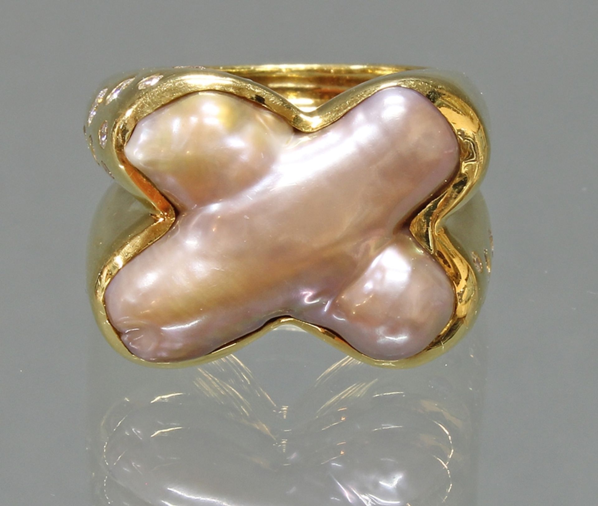 Ring, GG 750, Perlmutt, 20 Brillanten in Sternenhimmel-Anordnung, 22 g, RM 18