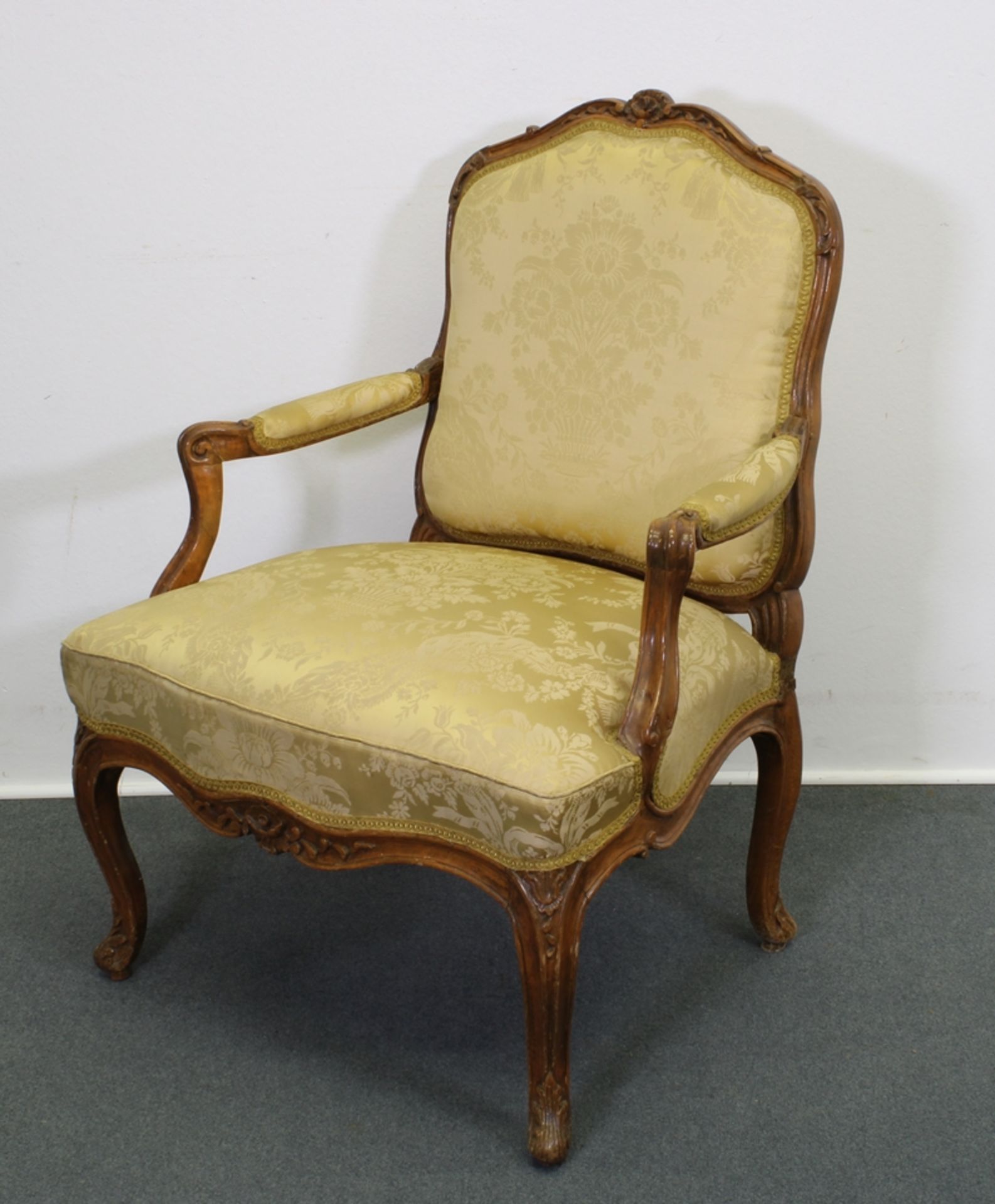 Fauteuil á la Reine, Paris, um 1740, Stempel "L.CRESSON", kunstvoll und detailreich geschnitzt, Pol