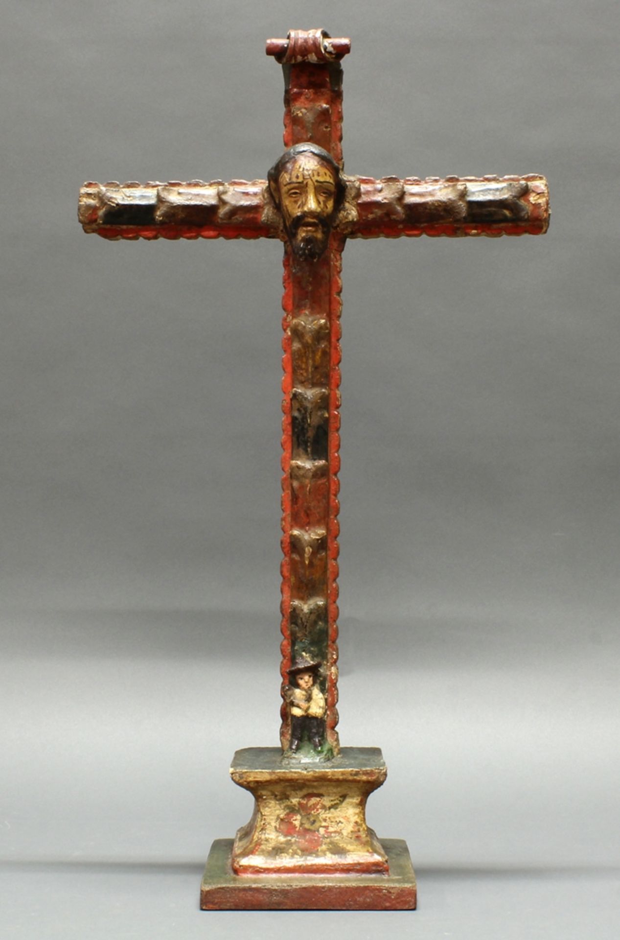 Kreuz mit dem "Haupt Christi", Holz geschnitzt und farbig gefasst, Peru, 18. Jh., H. 62 cm und B. 3