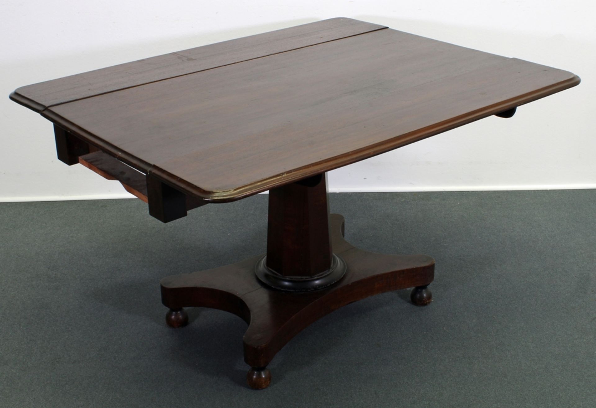 Pembroke-Tisch, Mahagoni, 18./19. Jh., Platte seitlich klappbar, Fußteil unter oktogonalem Schaft, 