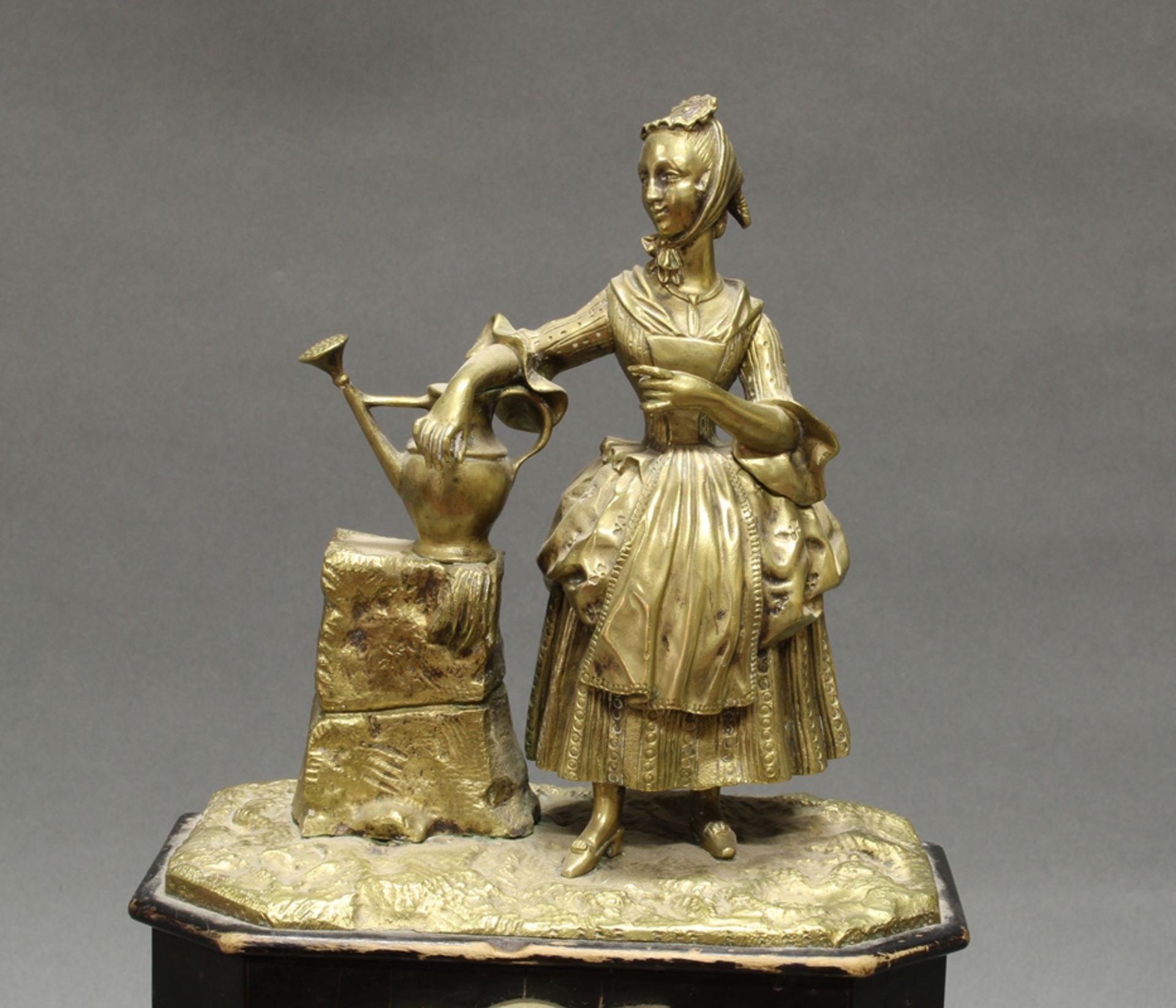 Figurenpendule, "Trachtenmädchen mit Gießkanne", Frankreich, Mitte 19. Jh., ebonisiertes Holzgehäus - Bild 4 aus 4