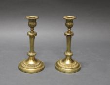 Paar Kerzenleuchter, Louis XVI-Stil, 20. Jh., Bronze, kannelierter Schaft, Tropfeinsätze, 21.5 cm h