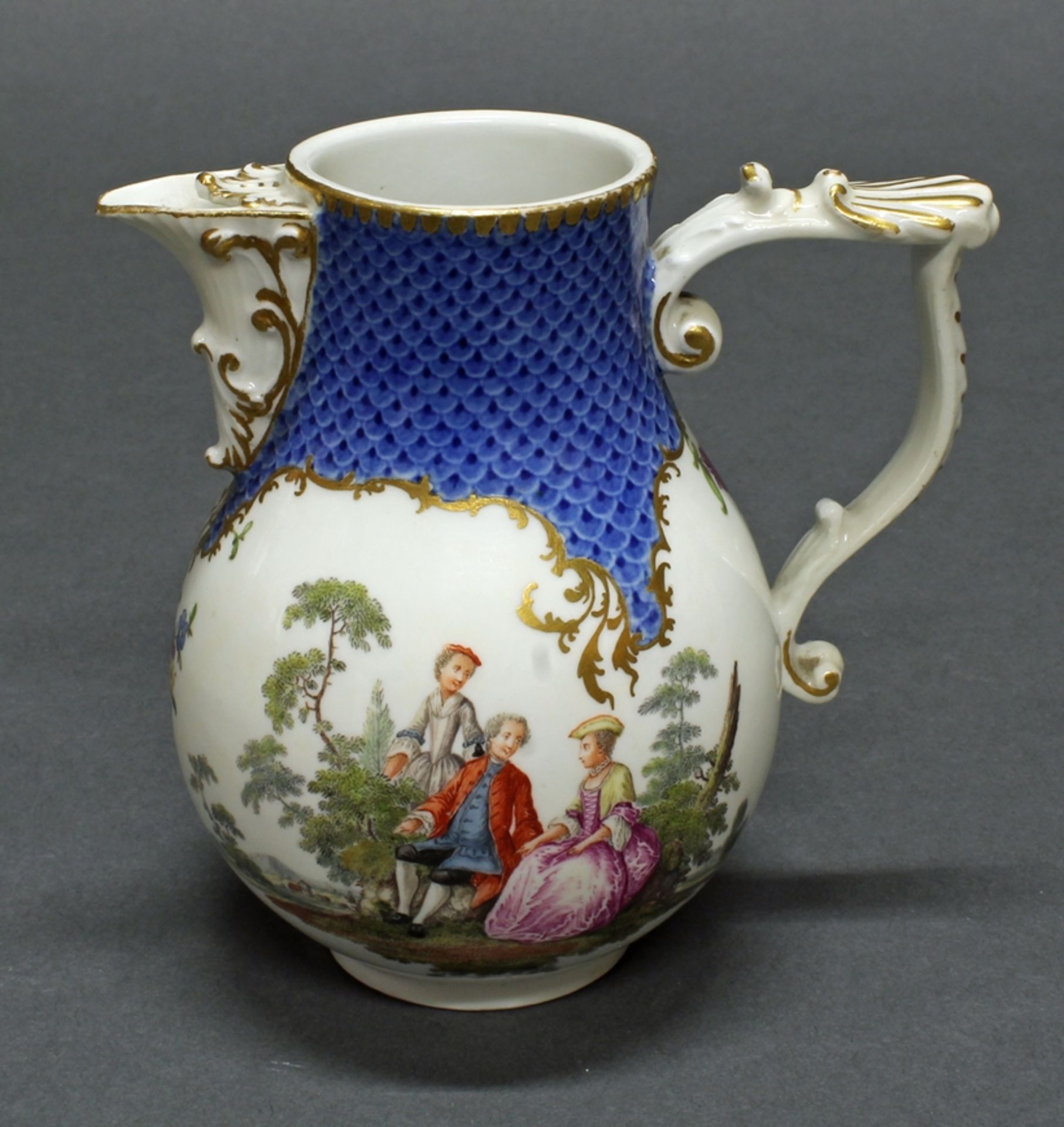 Kännchen, Meissen, Schwertermarke, um 1750, Birnform mit J-Henkel, farbig gemalte Watteauszenen, bu