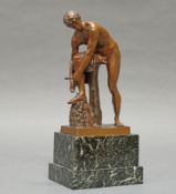 Bronze, "Sandalenbindender Hermes", nach Lysipp, bezeichnet auf der Plinthe H. Gladenbeck, auf Marm