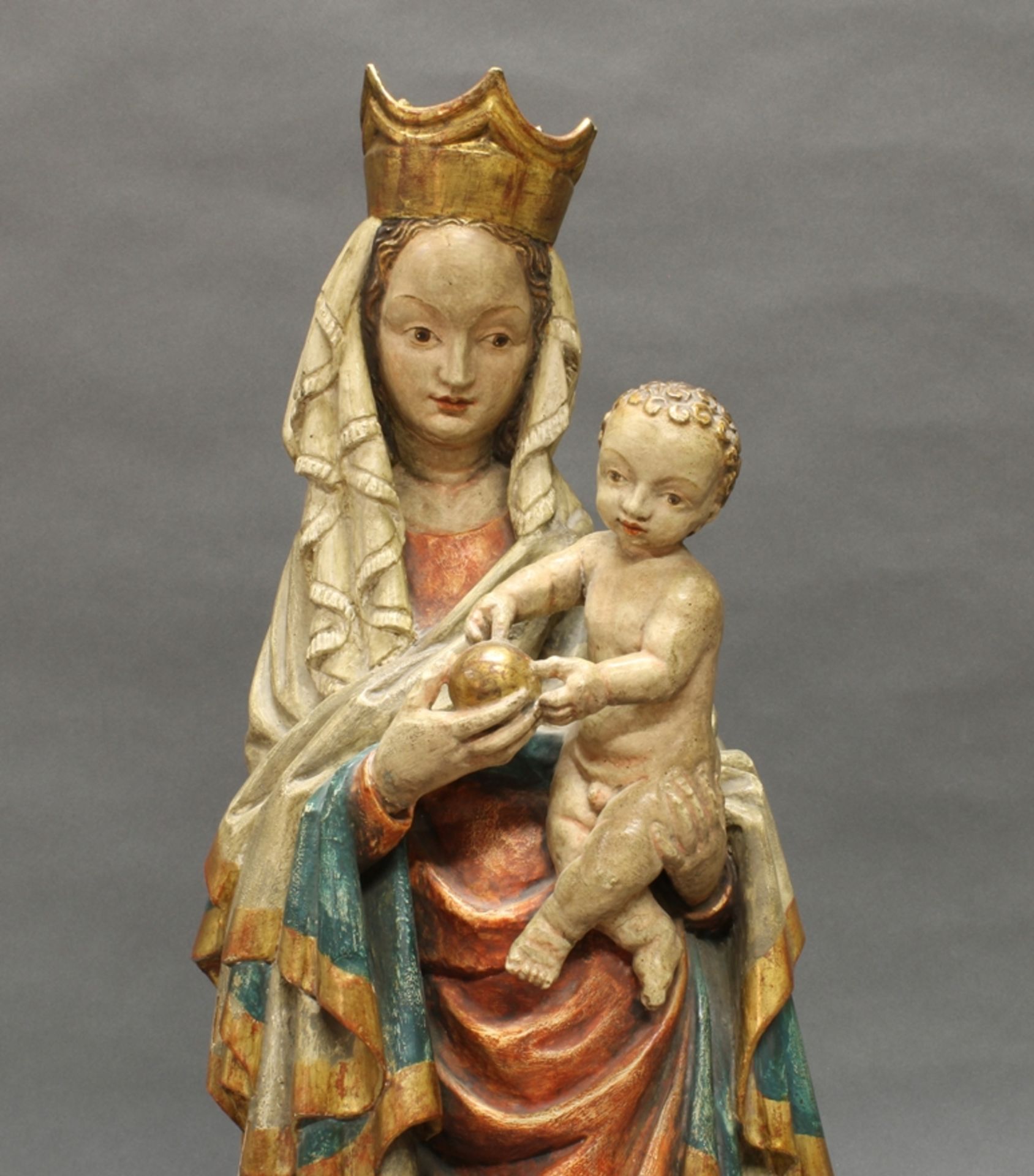 Skulptur, Holz geschnitzt, "Schöne Madonna", im gotischen Stil, 20. Jh., 73 cm hoch, verso gehöhlt, - Bild 5 aus 5