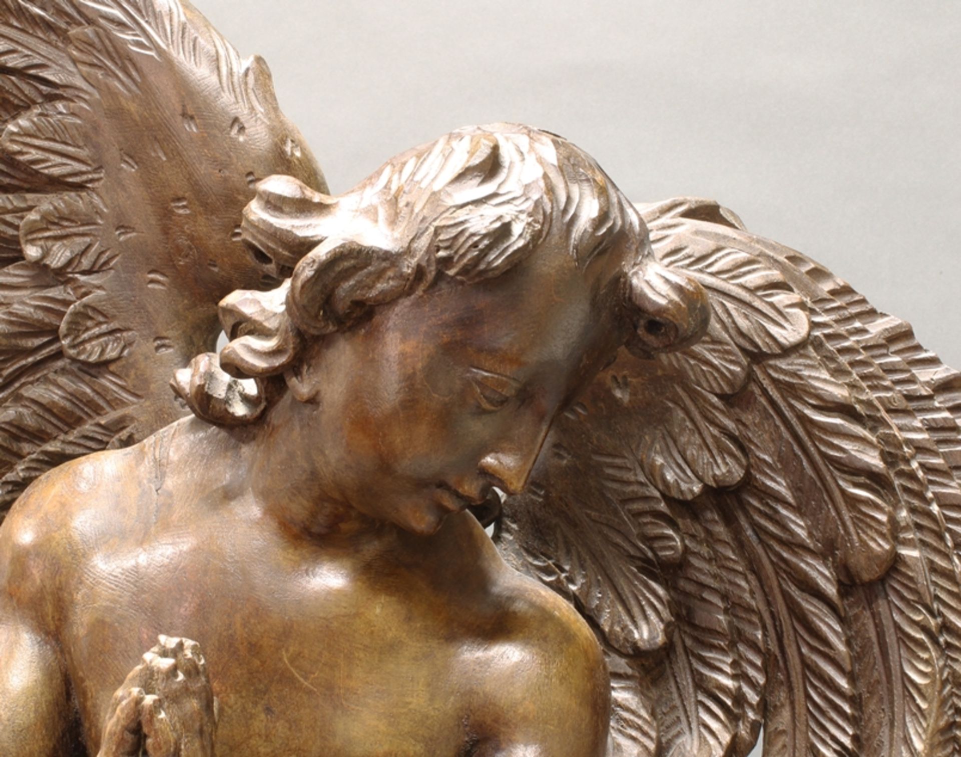 Skulptur, Holz geschnitzt, "Adorierender Engel", 18./19. Jh., auf späterem Sockel, 82 cm hoch - Bild 3 aus 3
