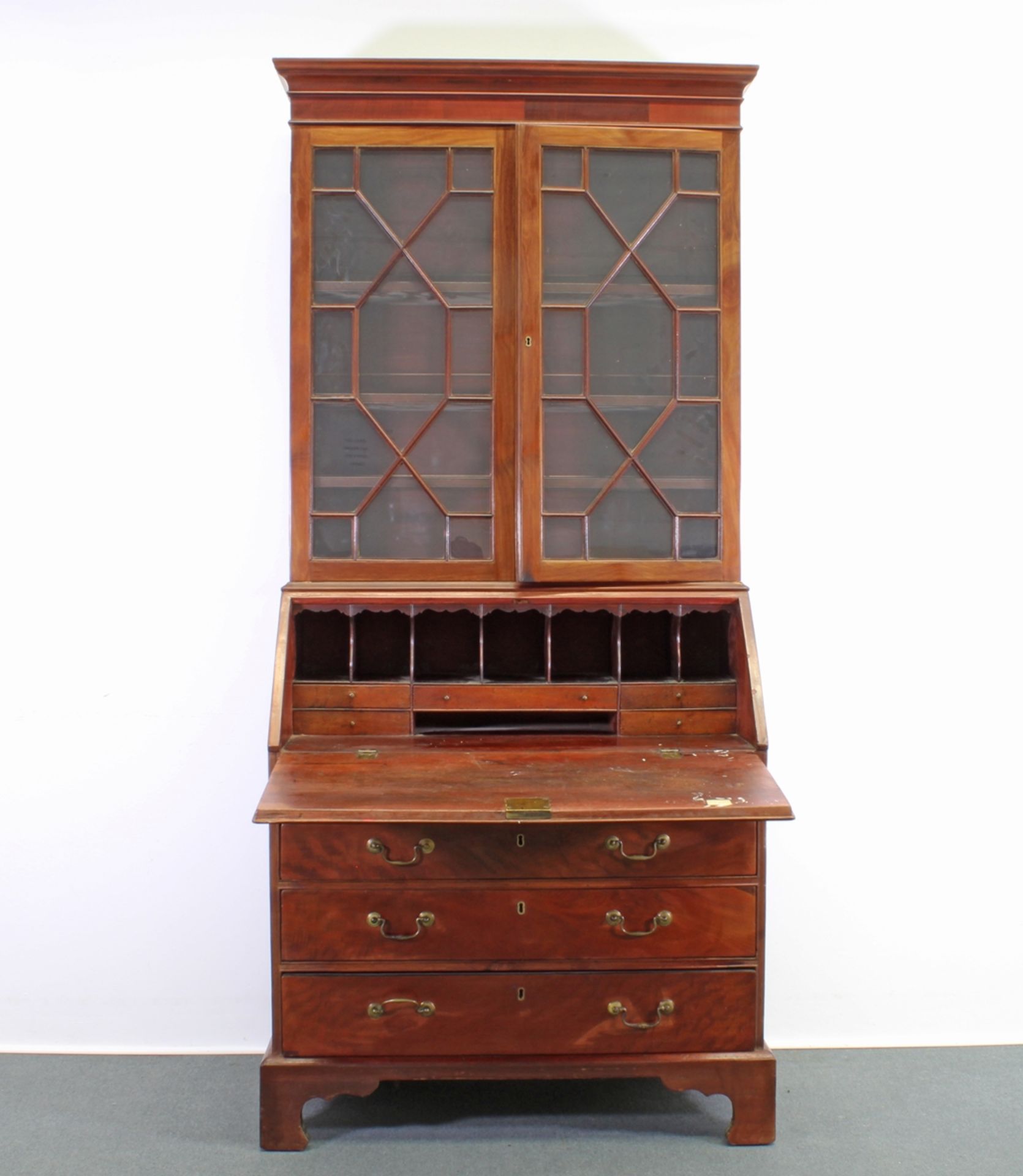 Aufsatzsekretär / "Secretaire Bookcase", England, 19. Jh., Mahagoni, England, 19. Jh., Unterteil äl - Bild 2 aus 2