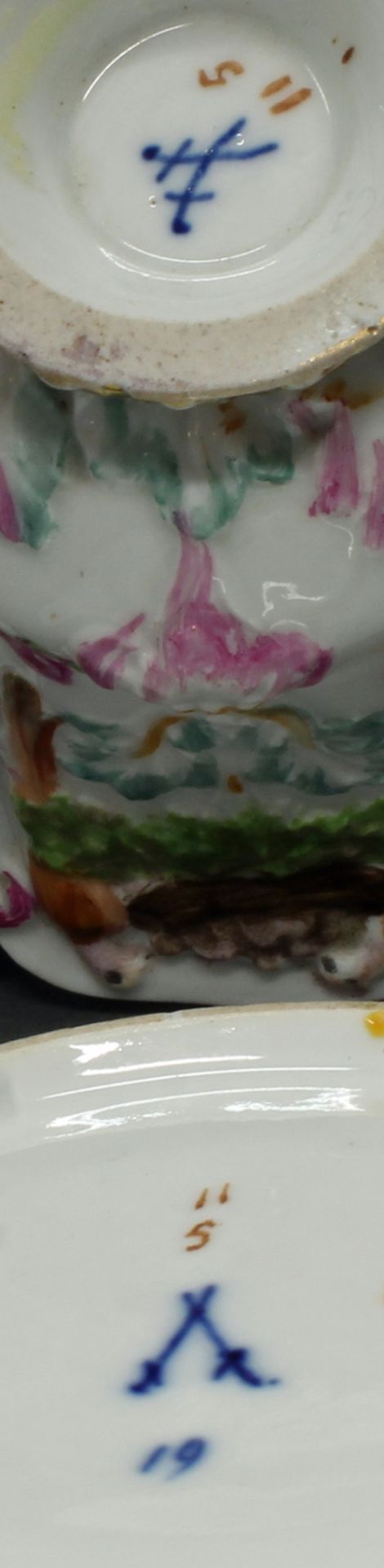 Tasse mit Untertasse, Meissen, Schwertermarke, 19. Jh., Reliefdekor mit Vogelnestern, polychrom, Go - Bild 3 aus 3