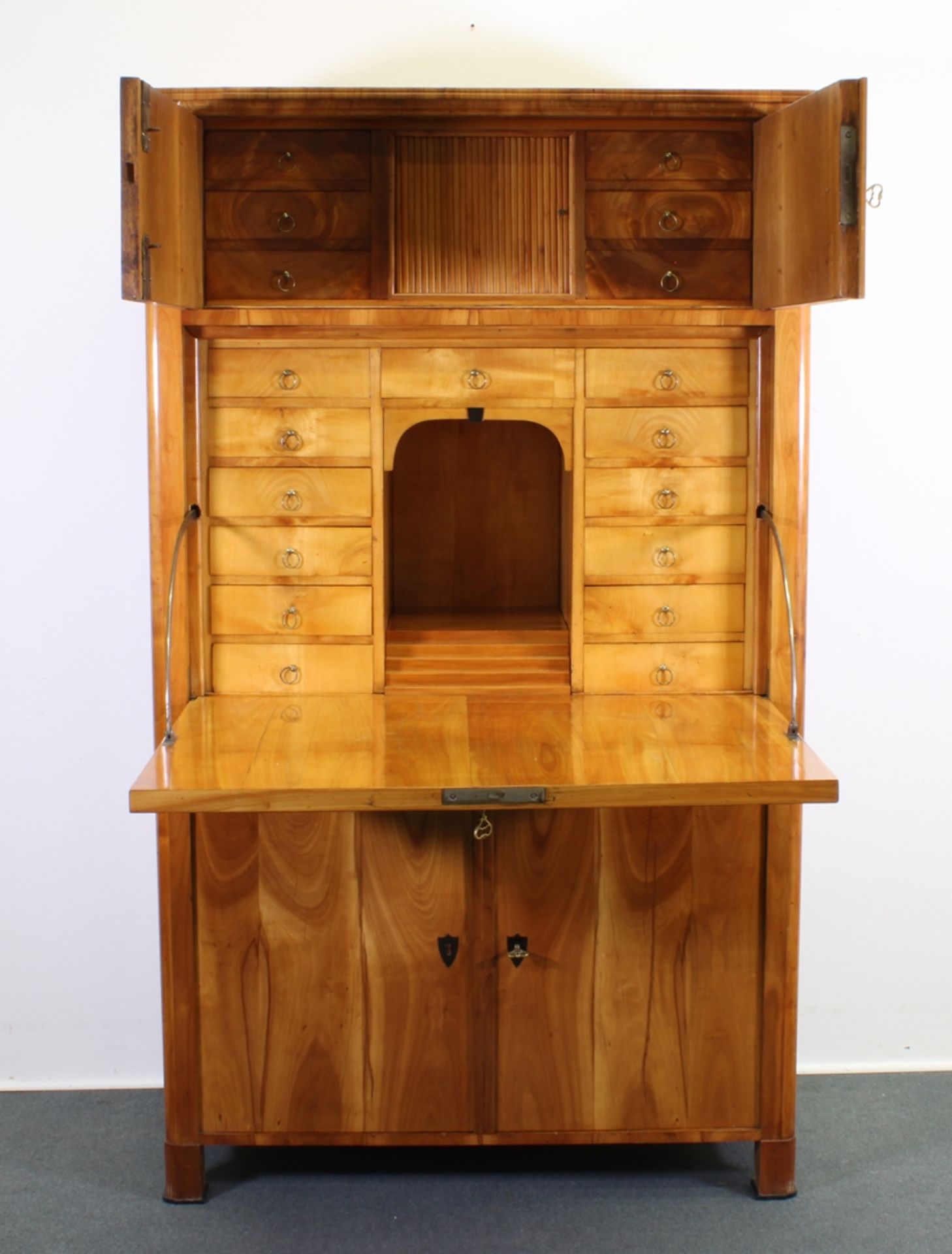 Schreibschrank/Sekretär, Biedermeier um 1825, Kirschbaum furniert auf Eiche, ebonisierte Schlosssch - Image 3 of 6