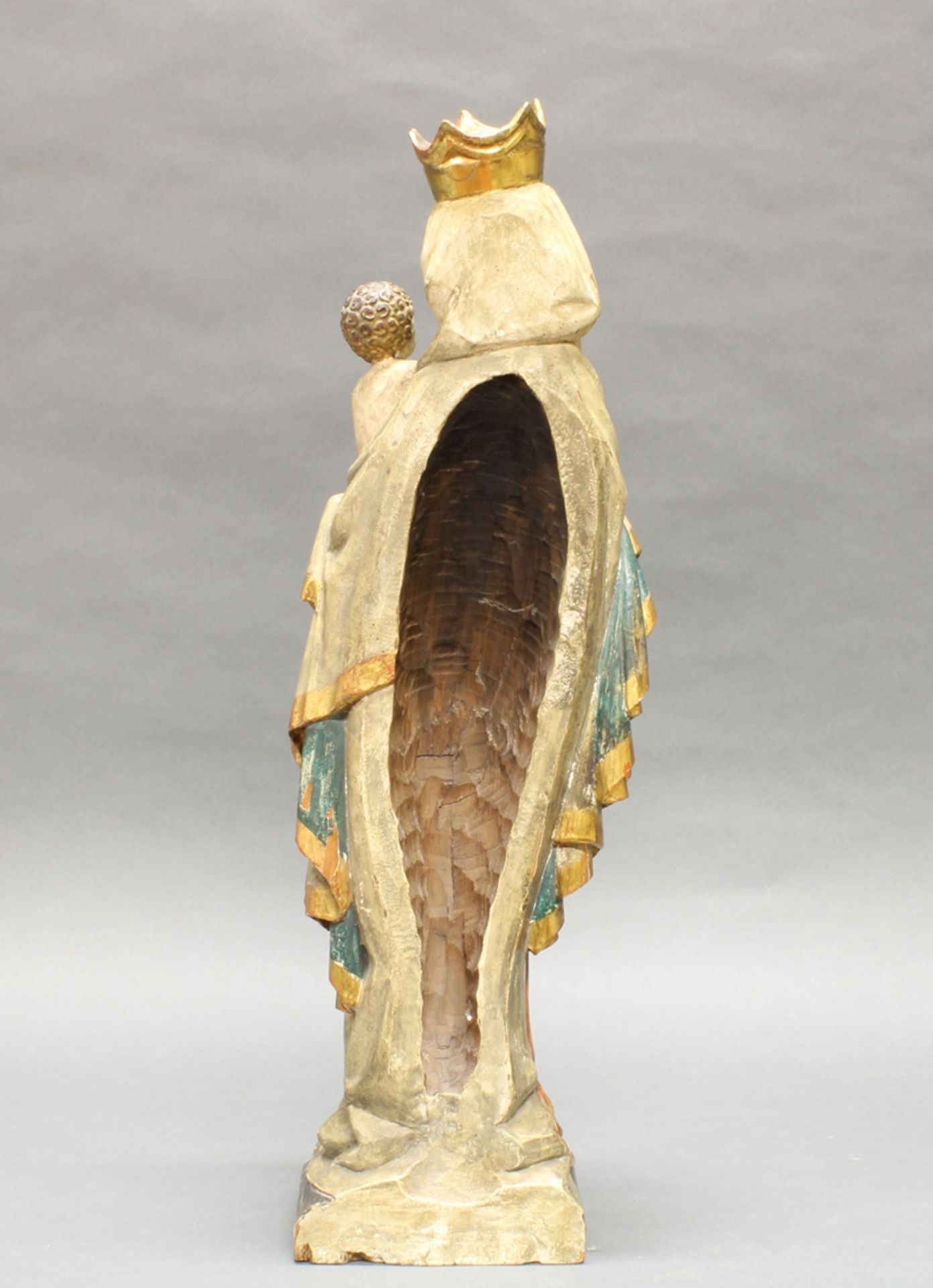 Skulptur, Holz geschnitzt, "Schöne Madonna", im gotischen Stil, 20. Jh., 73 cm hoch, verso gehöhlt, - Bild 3 aus 5