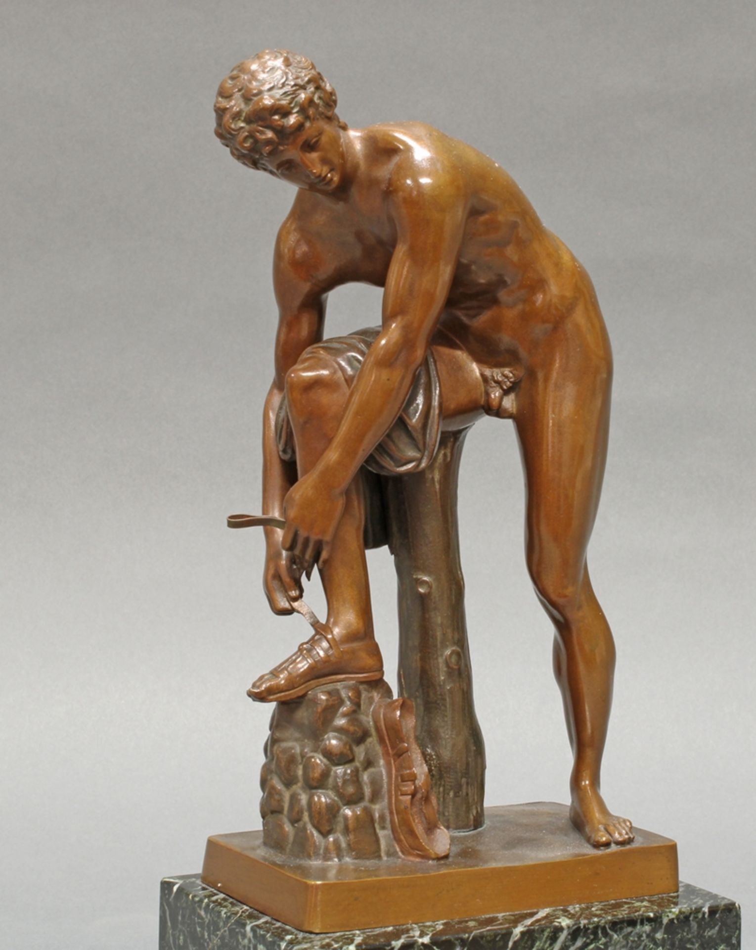 Bronze, "Sandalenbindender Hermes", nach Lysipp, bezeichnet auf der Plinthe H. Gladenbeck, auf Marm - Image 2 of 4