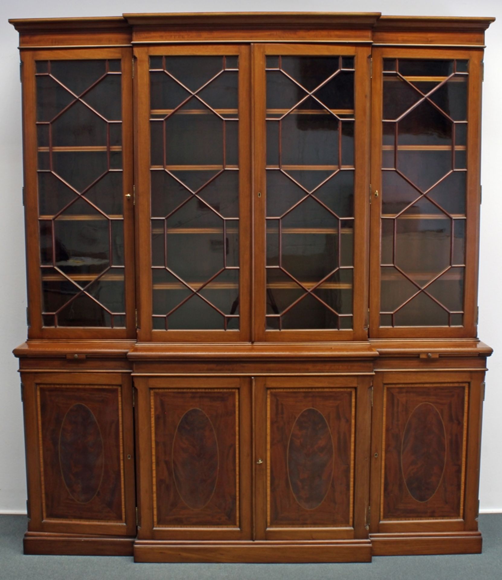 Bookcase, England, Anfang 20. Jh., Maple & Co, Mahagoni mit Band- und Fadeneinlagen, vorkragendes M