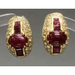 Paar Ohrclipse, GG 750, 2 ovale Rubin-Cabochons, 10 rechteckig facettierte Rubine, Besatzbrillanten