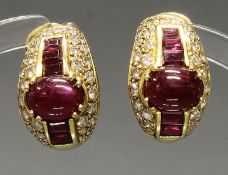 Paar Ohrclipse, GG 750, 2 ovale Rubin-Cabochons, 10 rechteckig facettierte Rubine, Besatzbrillanten