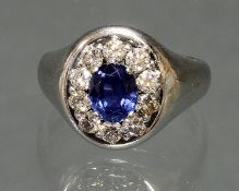 Ring, WG 750, 1 oval facettierter Saphir ca. 7 x 6 mm (kleiner Chip), 10 Brillanten zus. ca. 0.50 c