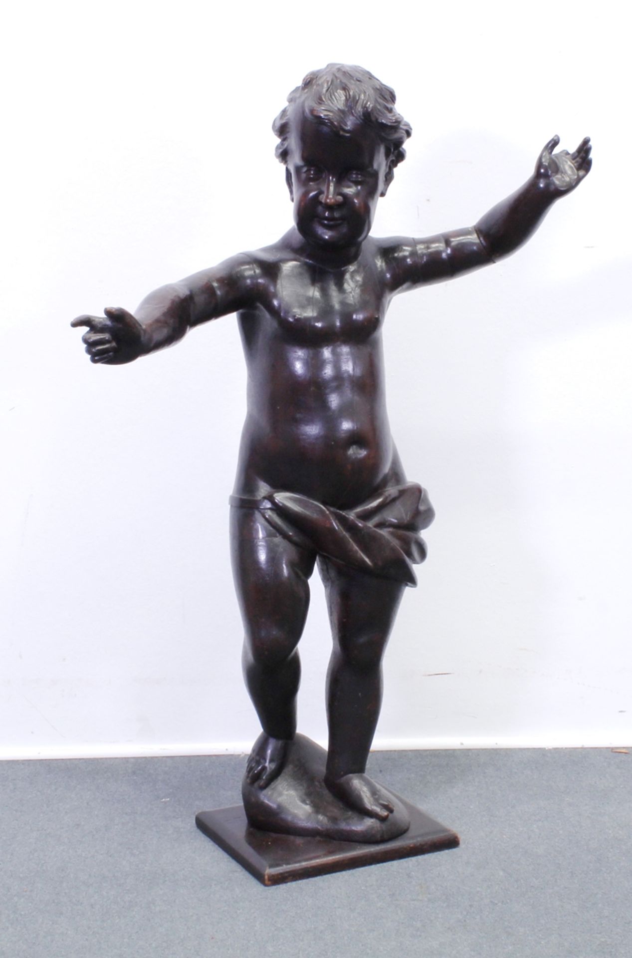 Skulptur, Holz geschnitzt, "Putto", 18. Jh., Sockel später, 103 cm hoch, Finger und Zehen bestoßen.