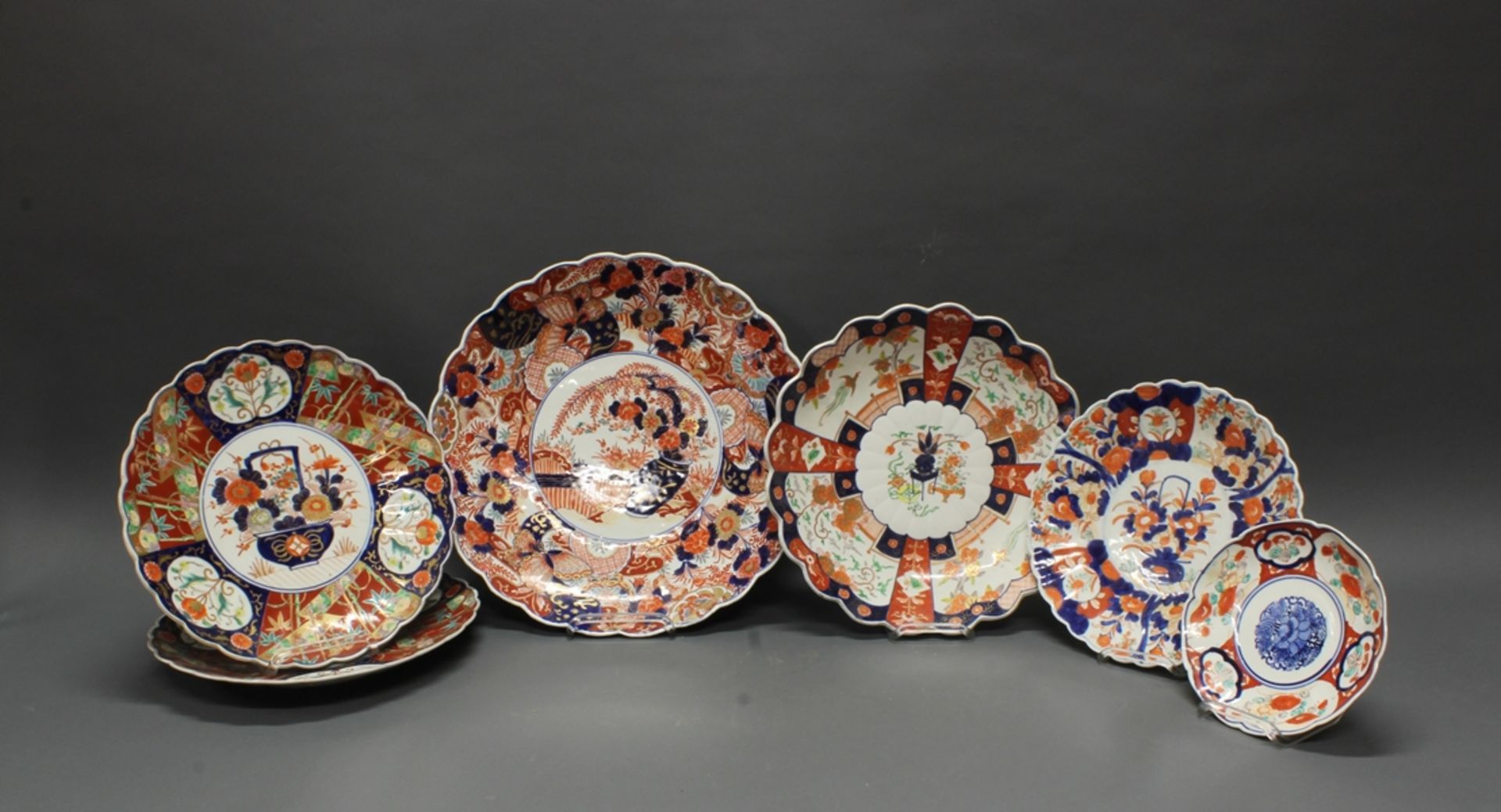 Konvolut, 6 Platten, Japan, um 1900, Porzellan, florale Imari-Dekore, Blütenkörbe, passige Form, ø 