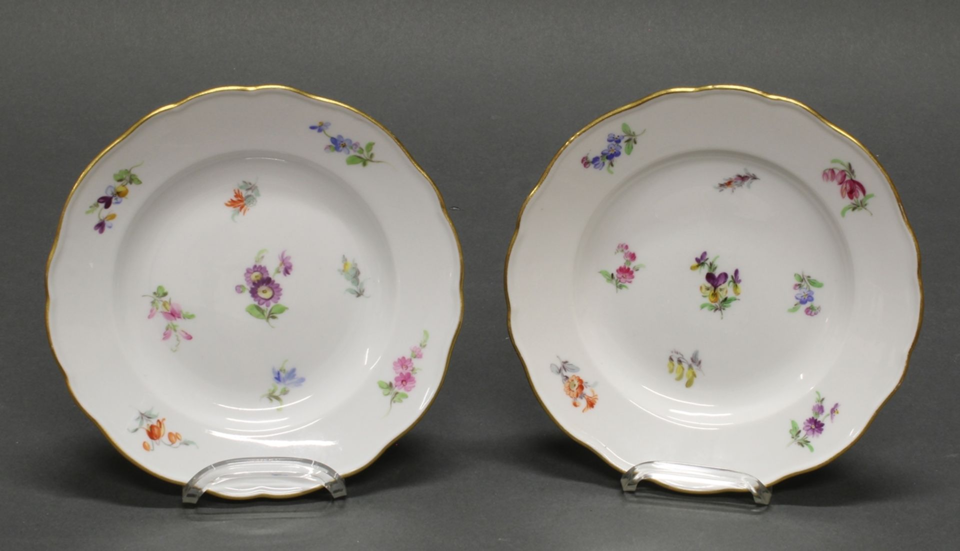 2 Teller, Meissen, Schwertermarke, 1850-1924, 1. Wahl, gestreute Blümchen, bunt, Goldrand, ø 15.5 c